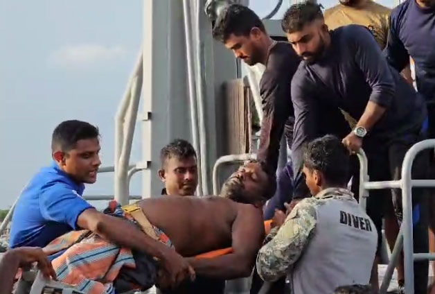 Update - නාවික හමුදා වික්රමයෙන් දිවි බේරූ දිනේෂ් 01 යාත්රාවේ සිර වී සිටි ධීවරයා ගොඩබිමට (ඡායාරූප) 2 3 2