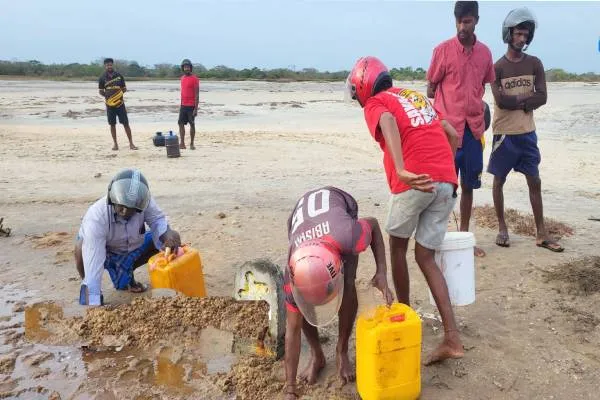 ඉන්ධන බවුසරයක් පෙරළී පිරිසකට ගජ වාසියක් (ඡායාරූප) 1 3 2
