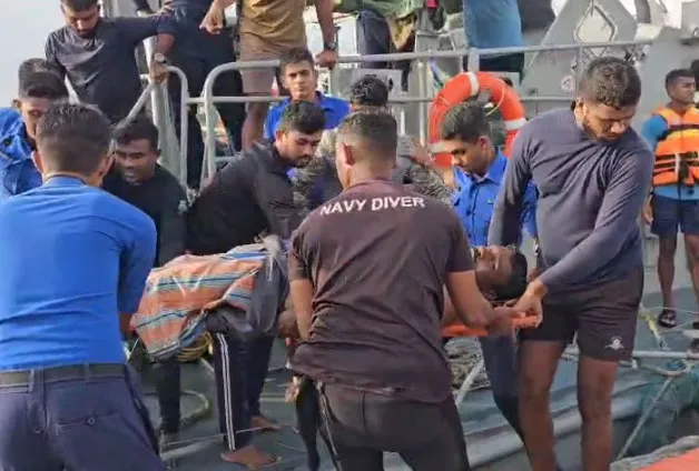 Update - නාවික හමුදා වික්රමයෙන් දිවි බේරූ දිනේෂ් 01 යාත්රාවේ සිර වී සිටි ධීවරයා ගොඩබිමට (ඡායාරූප) 3 4 1