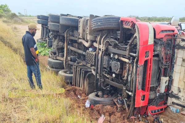 ඉන්ධන බවුසරයක් පෙරළී පිරිසකට ගජ වාසියක් (ඡායාරූප) 2 4