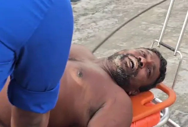 Update - නාවික හමුදා වික්රමයෙන් දිවි බේරූ දිනේෂ් 01 යාත්රාවේ සිර වී සිටි ධීවරයා ගොඩබිමට (ඡායාරූප) 4 5 1