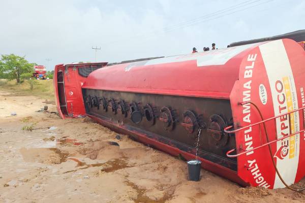 ඉන්ධන බවුසරයක් පෙරළී පිරිසකට ගජ වාසියක් (ඡායාරූප) 3 5