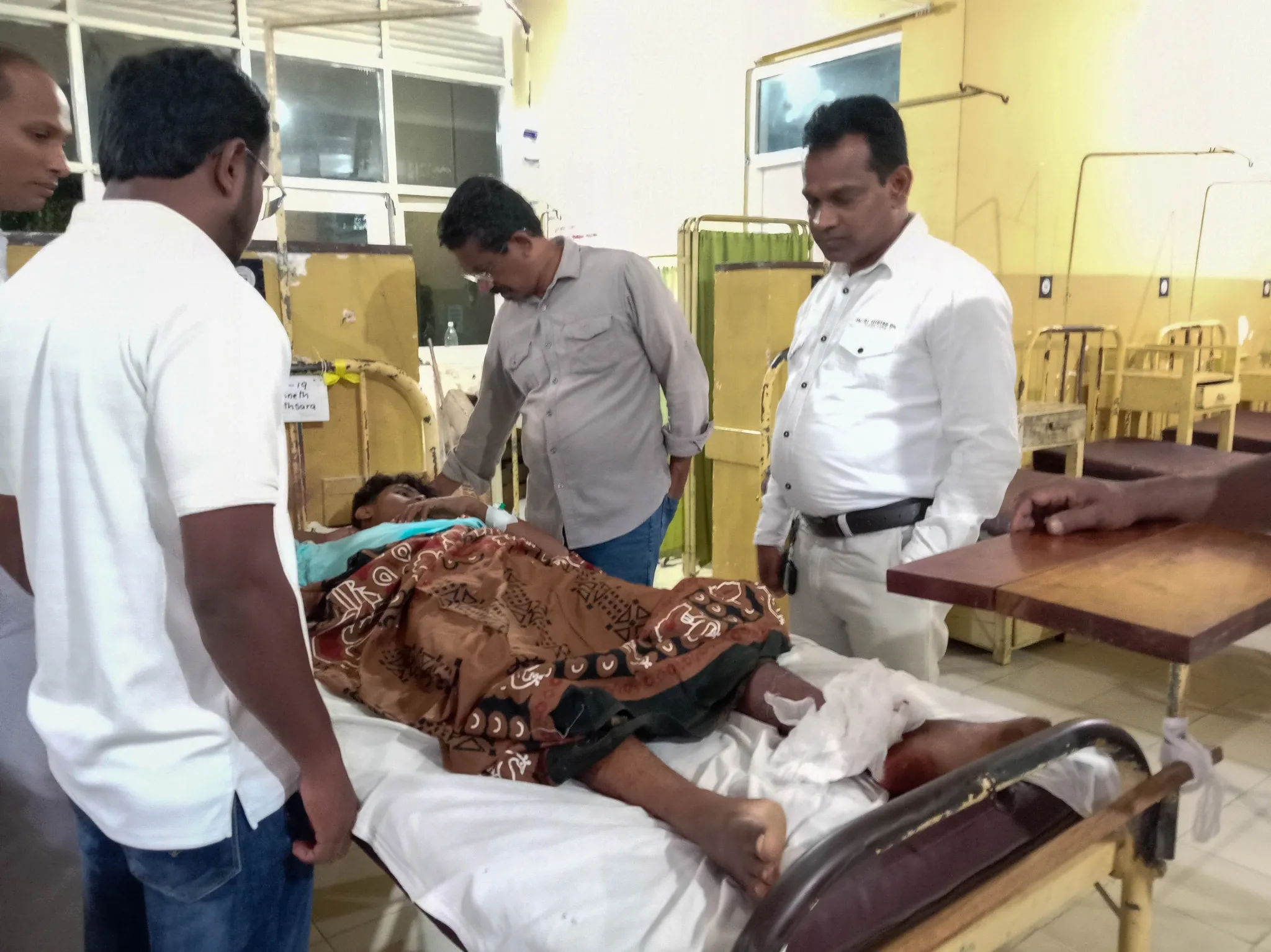 දුන්හිඳ බස් අනතුරින් තුවාල ලැබූවන්ගේ සුවදුක් බලන්න නියෝජ්ය ඇමති රෝහලට (ඡායාරූප) 4 510915009 704720688979453 4092037577326781116 n