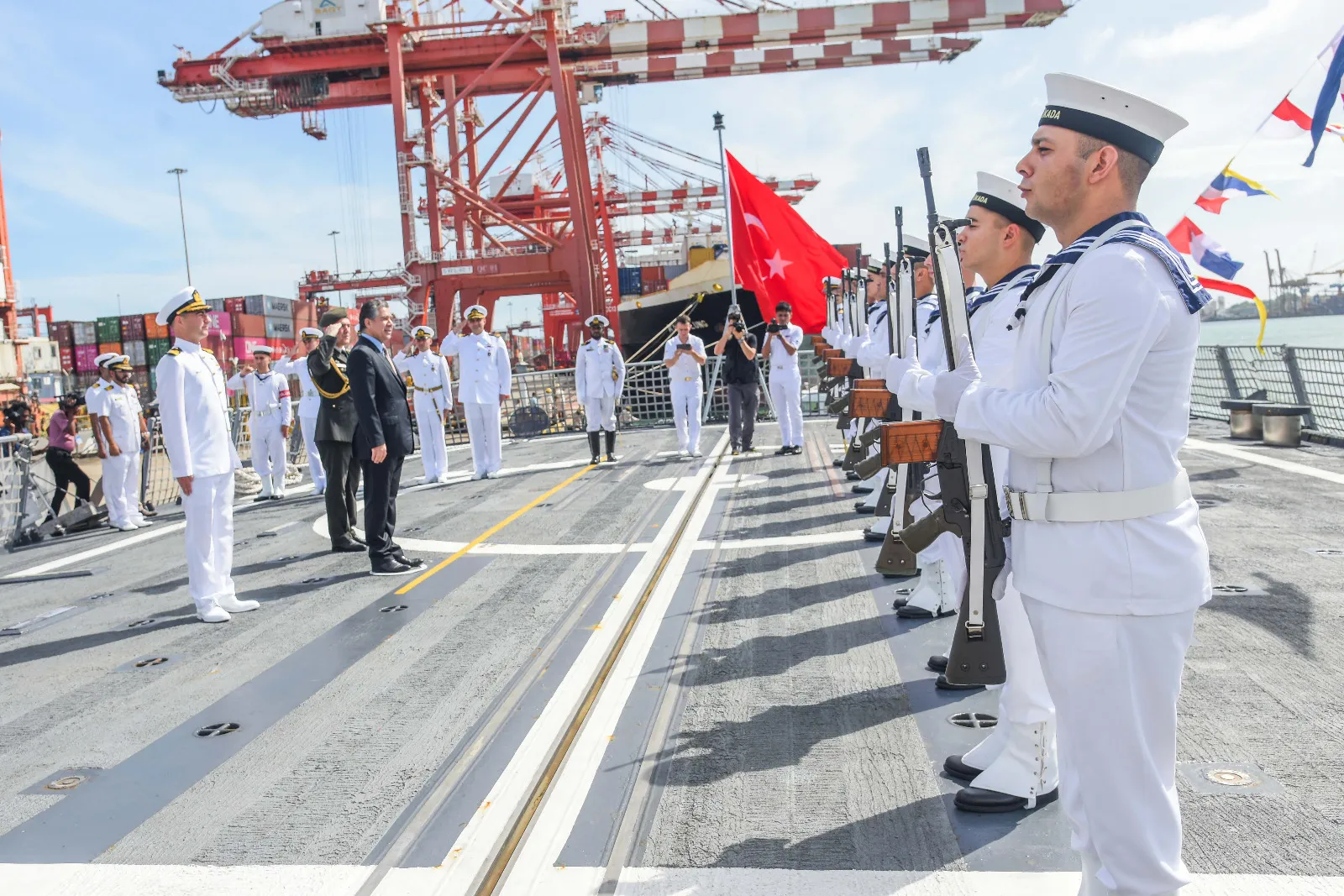 තුර්කි නාවික හමුදාවේ නෞකාවක් දිවයිනට (ඡායාරූප) 2 WhatsApp Image 2025 06 14 at 9.10.11 AM