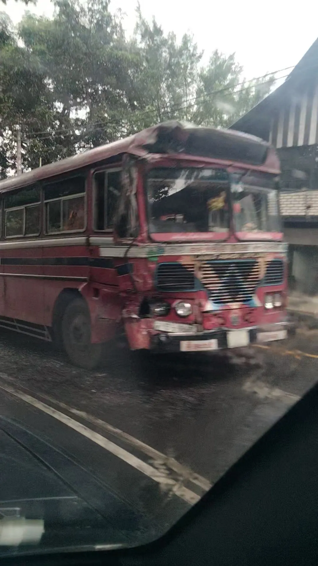 ගලිගමුවේ බස් රථ දෙකක් එකිනෙක ගැටී දරුණු අනතුරක් (ඡායාරූප) 2 518949257 4254399214802766 6453143923805427510 n