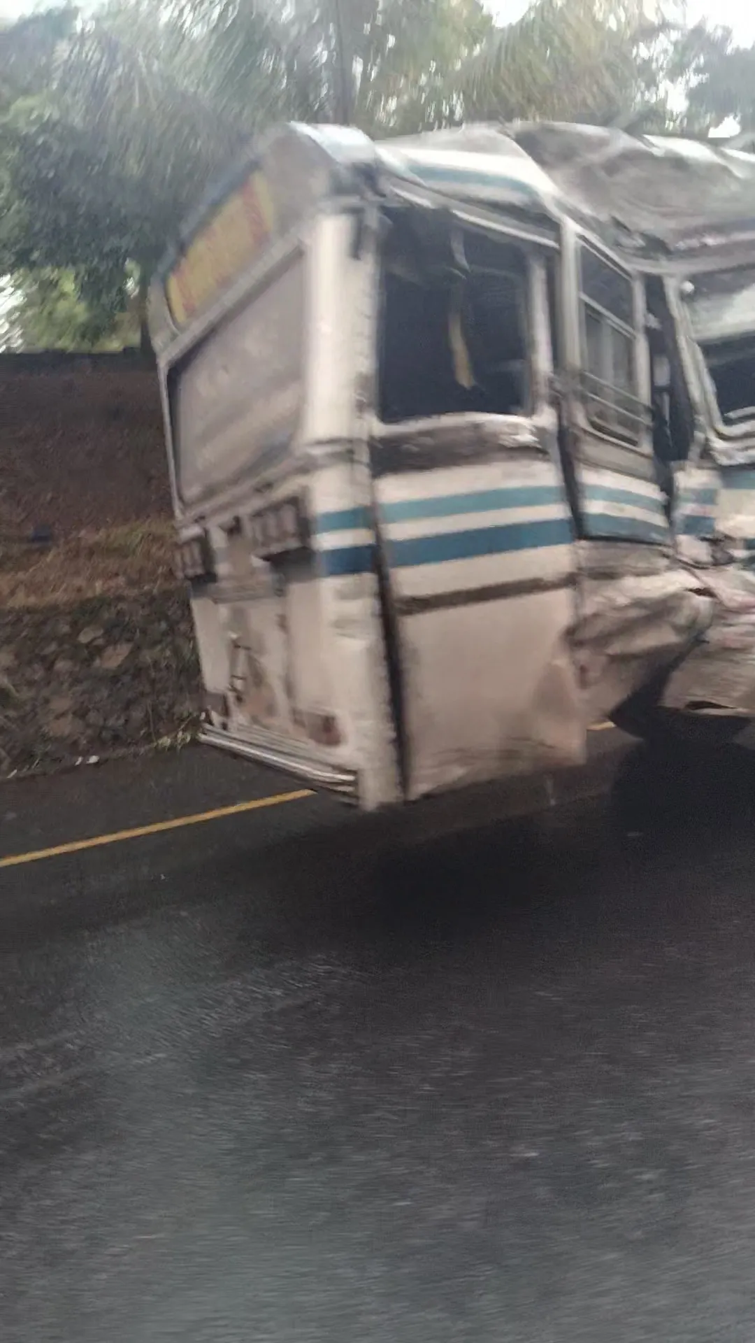 ගලිගමුවේ බස් රථ දෙකක් එකිනෙක ගැටී දරුණු අනතුරක් (ඡායාරූප) 1 519151512 4254399301469424 4999168072119755145 n