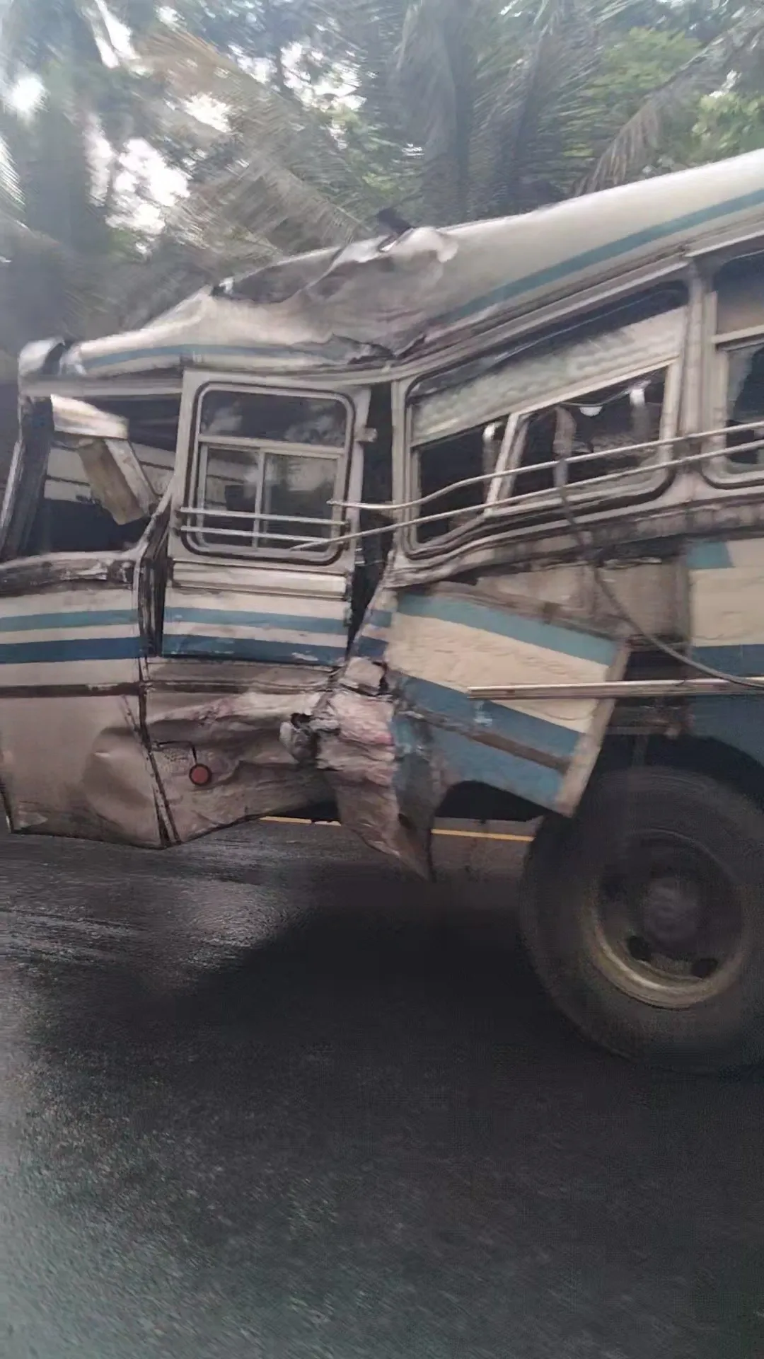 ගලිගමුවේ බස් රථ දෙකක් එකිනෙක ගැටී දරුණු අනතුරක් (ඡායාරූප) 3 519427380 4254399138136107 5132254143618899077 n