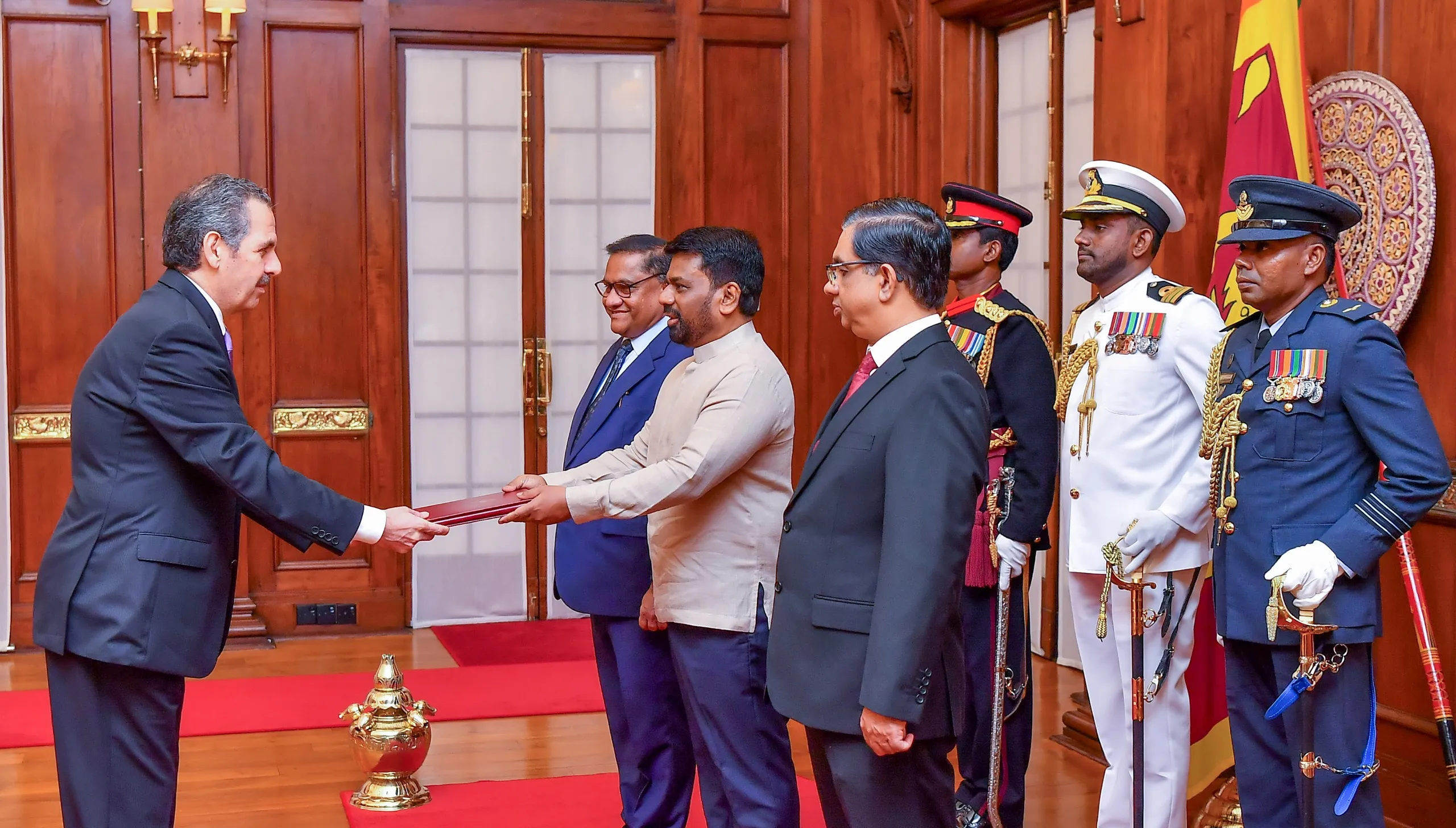 නව විදේශ තානාපතිවරු 05 සහ මහ කොමසාරිස්වරයෙක් අක්තපත්ර භාරදෙති (ඡායාරූප) 2 Ambassador of the Hashemite Kingdom of Jordan 1