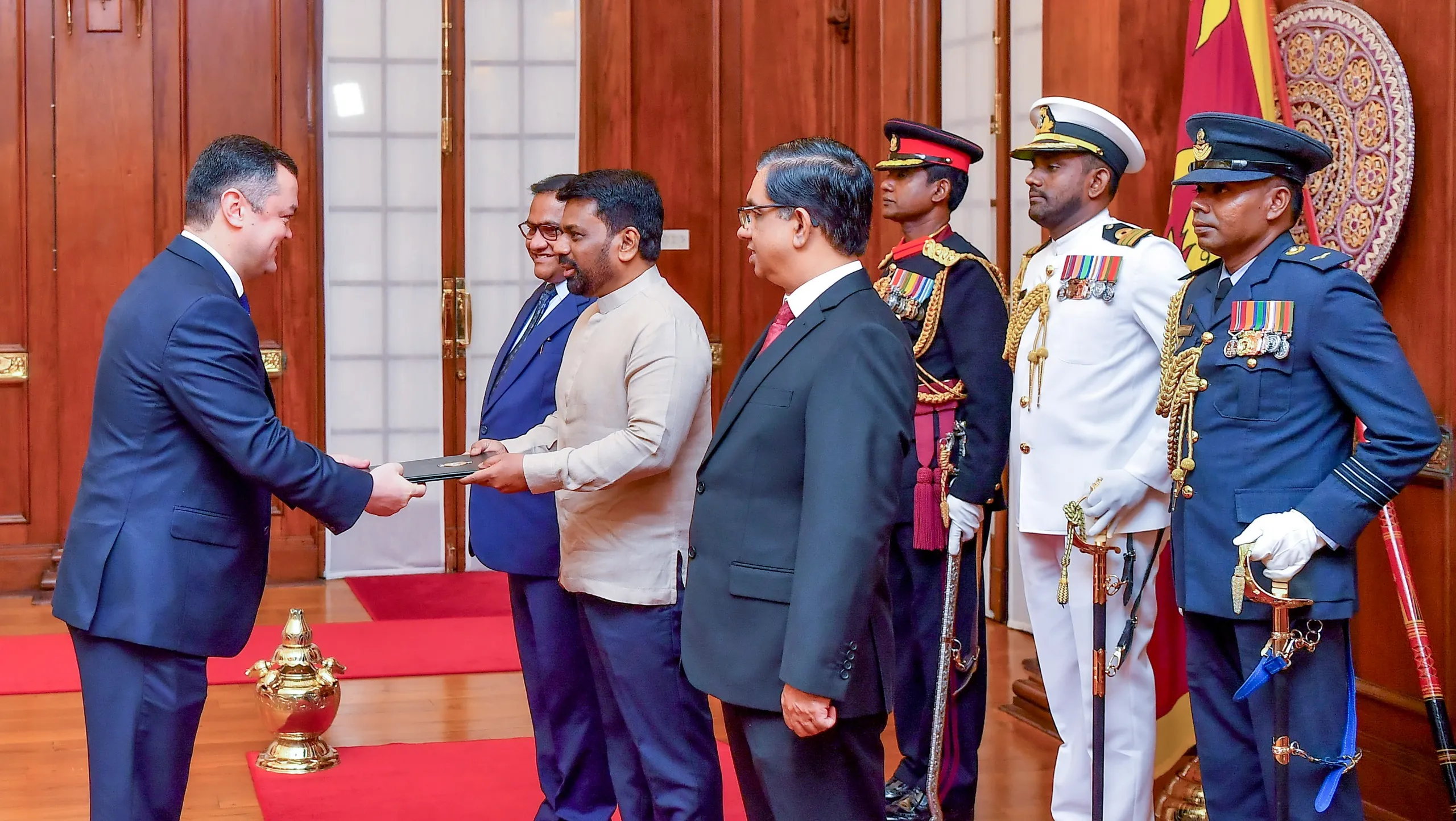 නව විදේශ තානාපතිවරු 05 සහ මහ කොමසාරිස්වරයෙක් අක්තපත්ර භාරදෙති (ඡායාරූප) 4 Ambassador of the Republic of Uzbekistan 1