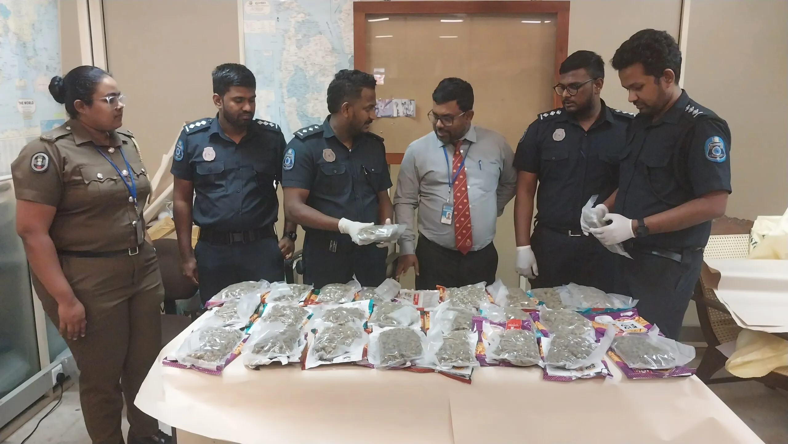 කෝටි පහකට වැඩි මත්ද්රව්ය තොගයක් සමඟ විදෙස් තරුණියක් ගුවන් තොටේදී අල්ලයි (ඡායාරූප) 1 IMG 20250716 WA0129 scaled