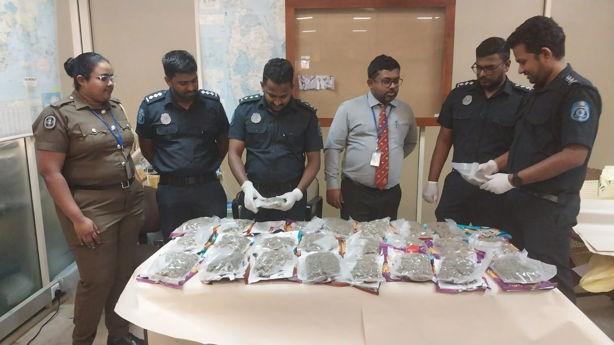 කෝටි පහකට වැඩි මත්ද්රව්ය තොගයක් සමඟ විදෙස් තරුණියක් ගුවන් තොටේදී අල්ලයි (ඡායාරූප) 2 IMG 20250716 WA0139 scaled