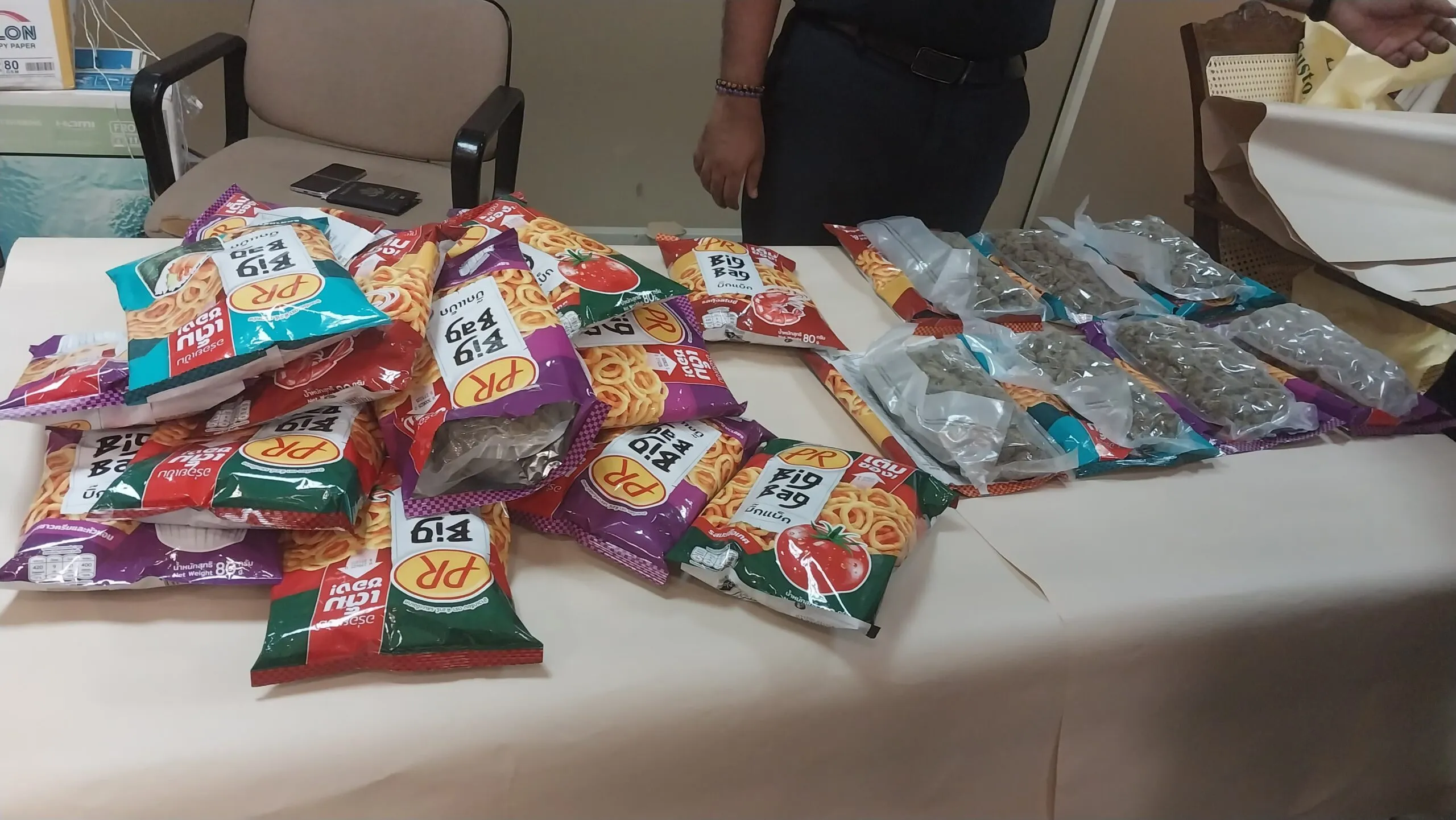 කෝටි පහකට වැඩි මත්ද්රව්ය තොගයක් සමඟ විදෙස් තරුණියක් ගුවන් තොටේදී අල්ලයි (ඡායාරූප) 3 IMG 20250716 WA0141 scaled