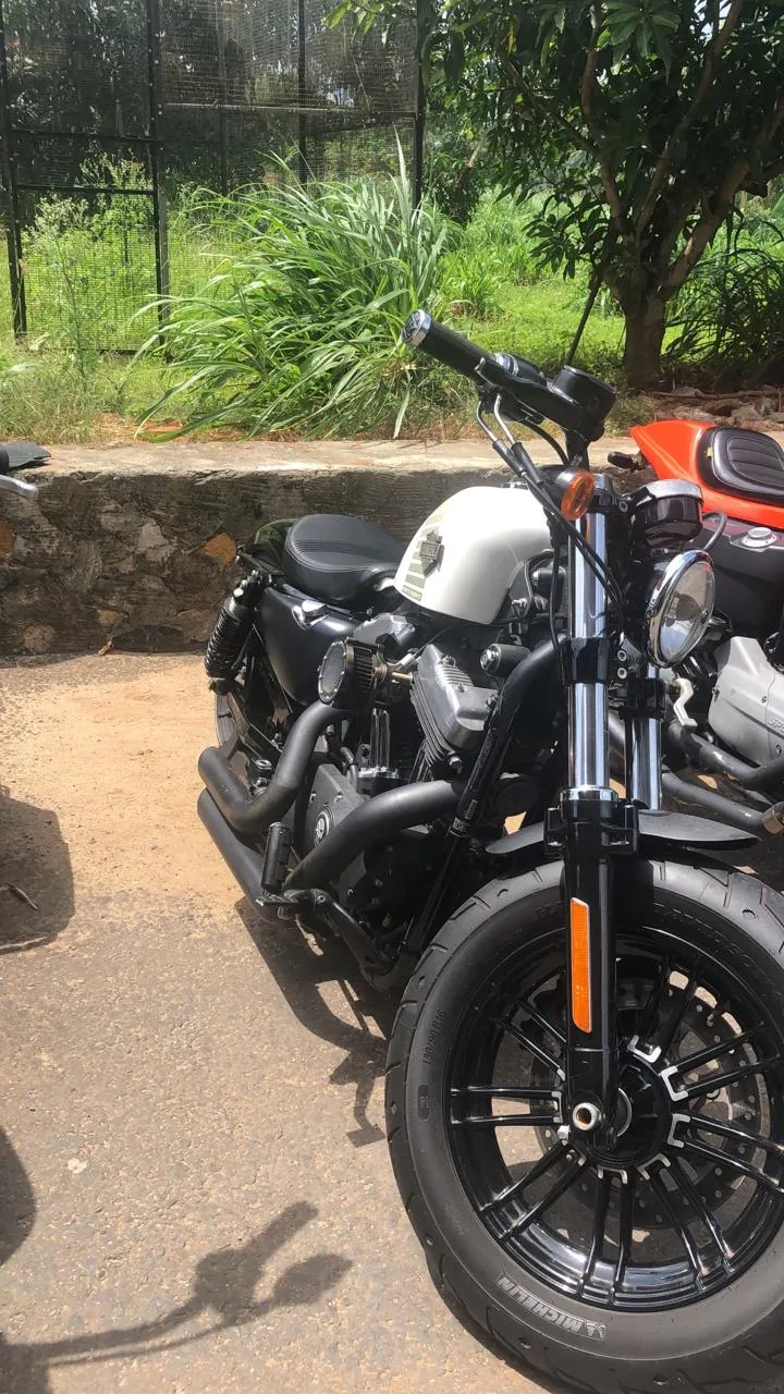 හම්බන්තොට කුරුළු උද්යානයේ ගබඩාවකින් නීති විරෝධීව ගෙන්වූ සුපිරි යතුරුපැදි තොගයක් සොයාගැනේ (ඡායාරූප) 11 WhatsApp Image 2025 07 12 at 4.32.46 PM