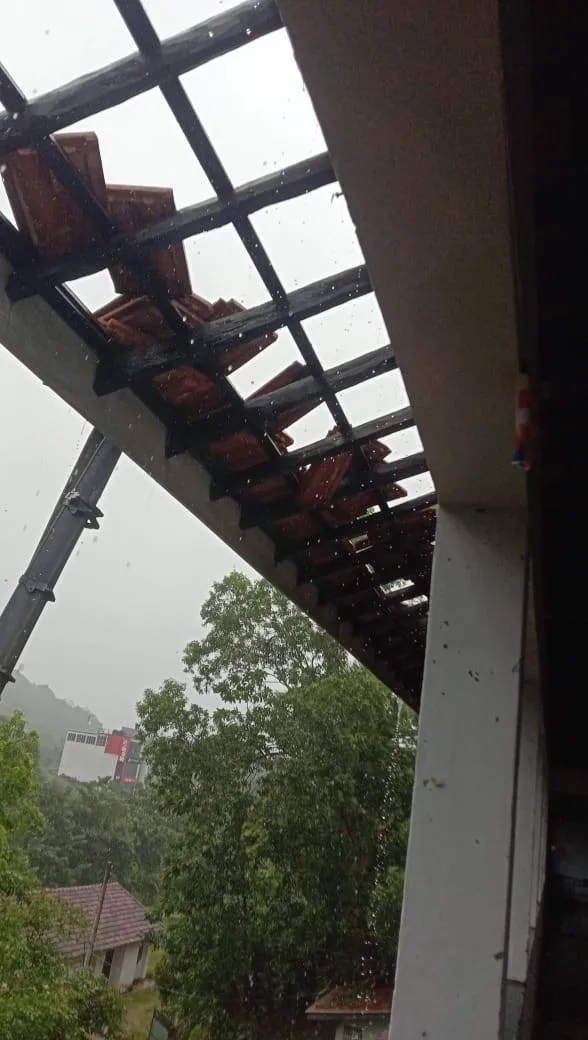 ගාල්ලේ පාසලක වහලවල් හුළඟට ගිහින් (ඡායාරූප) 11 WhatsApp Image 2025 07 25 at 2.16.11 PM