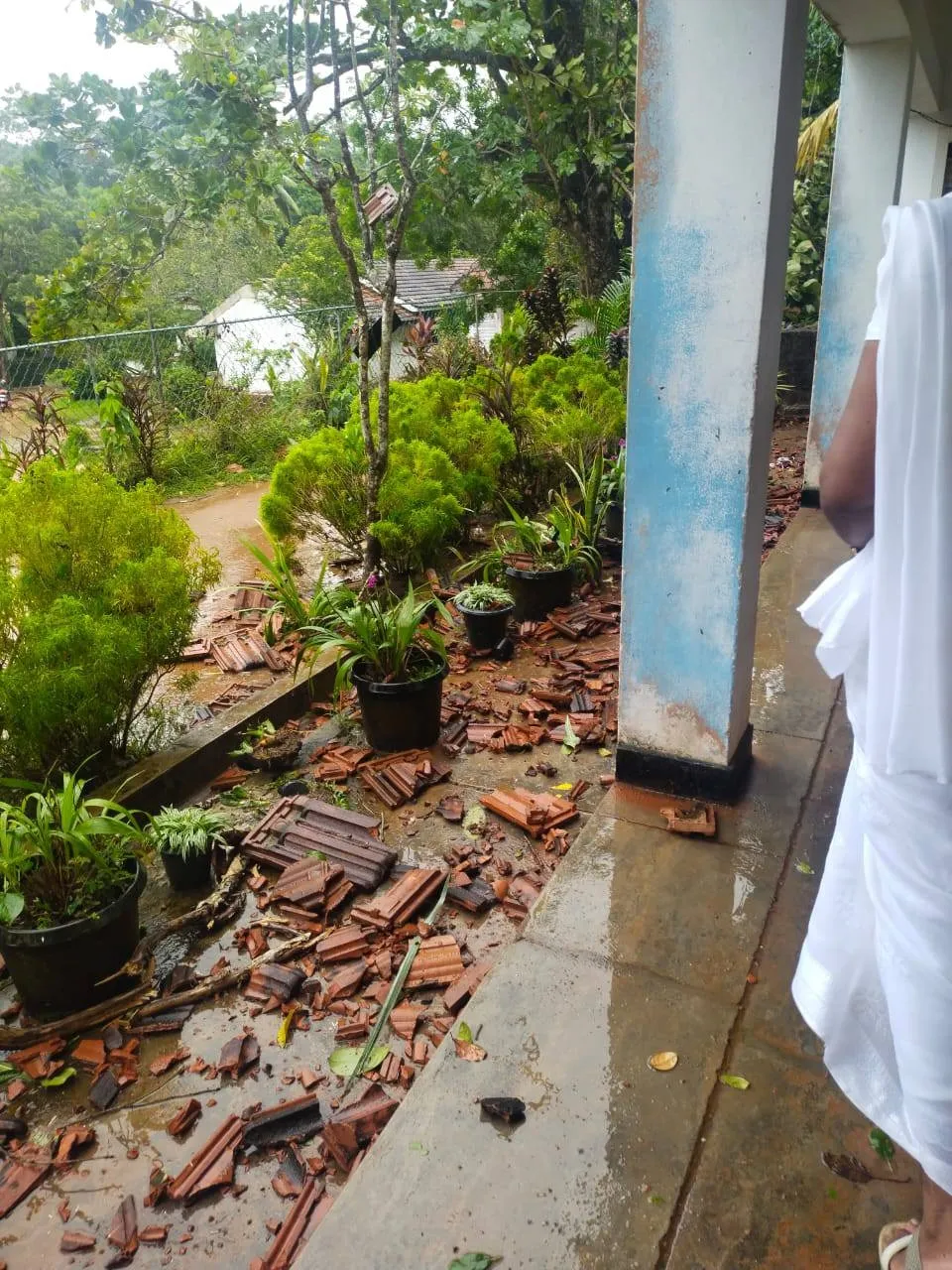 ගාල්ලේ පාසලක වහලවල් හුළඟට ගිහින් (ඡායාරූප) 8 WhatsApp Image 2025 07 25 at 2.16.34 PM