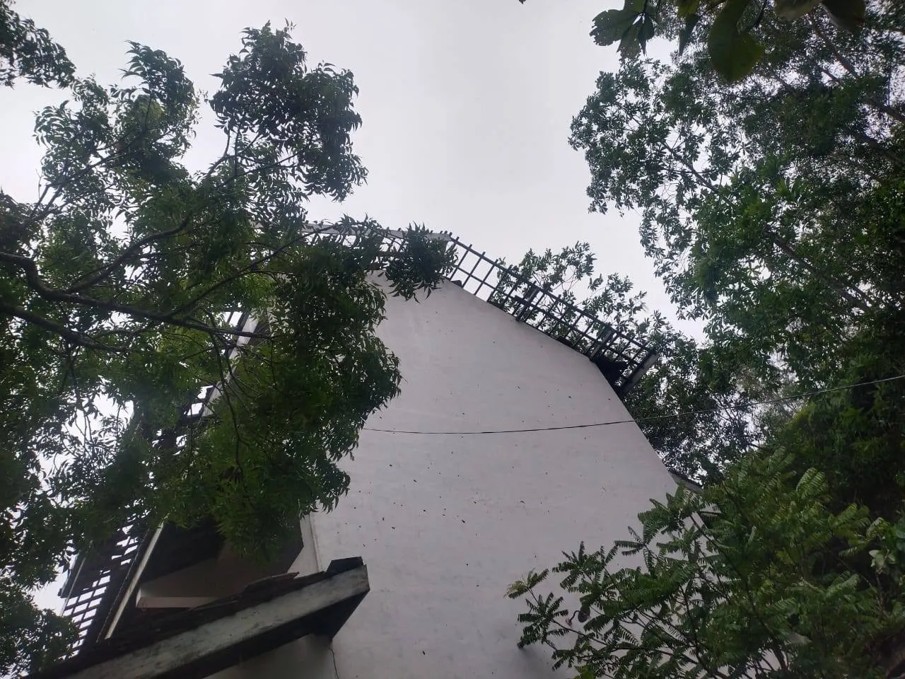 ගාල්ලේ පාසලක වහලවල් හුළඟට ගිහින් (ඡායාරූප) 7 WhatsApp Image 2025 07 25 at 2.16.48 PM