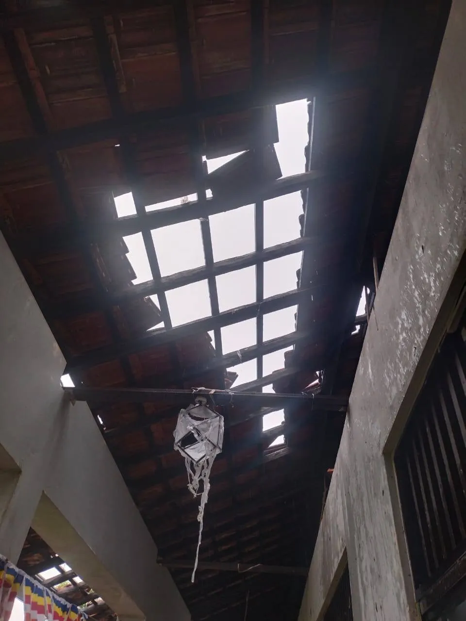 ගාල්ලේ පාසලක වහලවල් හුළඟට ගිහින් (ඡායාරූප) 1 WhatsApp Image 2025 07 25 at 2.17.53 PM