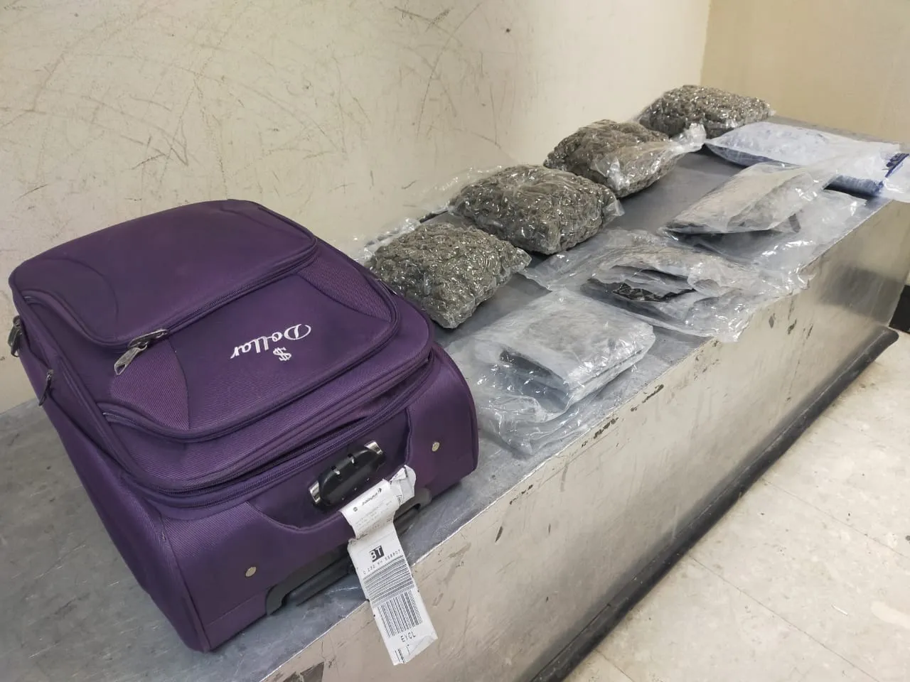 කෝටි 10ක් වටිනා කුෂ් සමඟ විදේශිකයින් දෙදෙනෙක් ගුවන්තොටේ දී අල්ලයි (ඡායාරූප) 4 WhatsApp Image 2025 07 28 at 1.33.34 PM 1