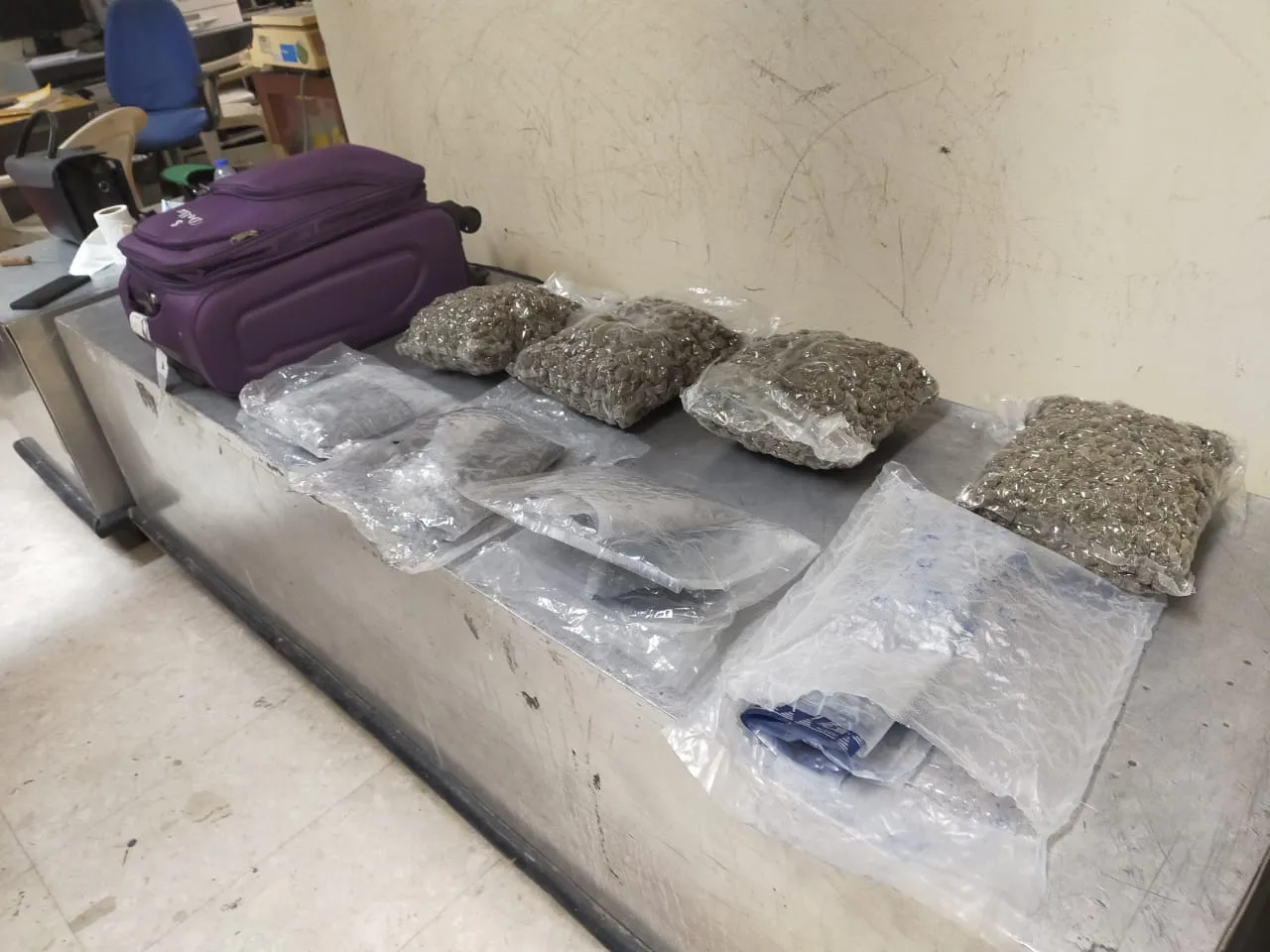 කෝටි 10ක් වටිනා කුෂ් සමඟ විදේශිකයින් දෙදෙනෙක් ගුවන්තොටේ දී අල්ලයි (ඡායාරූප) 5 WhatsApp Image 2025 07 28 at 1.33.34 PM