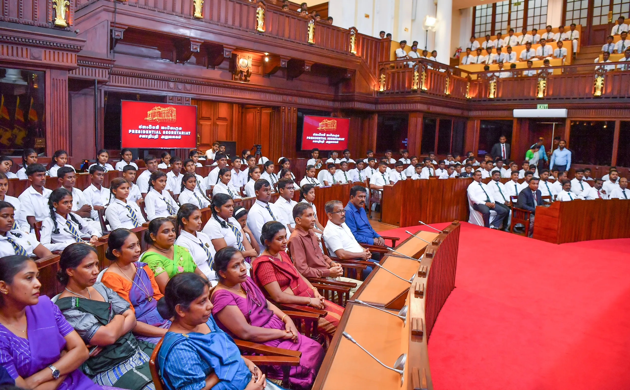 Vision වැඩසටහනට සහභාගීවීමට කොළඹ ආ කුරුණෑගල හා ත්රිකුණාමල සිසු සිසුවියන් පිරිසකට අවස්ථාව (ඡායාරූප) 9 කුරුණෑගල මාවතගම මධ් ය මහා විද් යාලයේ සහ ත් රිකුණාමලය ශ් රී කෝණේෂ්වර හින්දු විද් යාලයේ සිසුහු 17