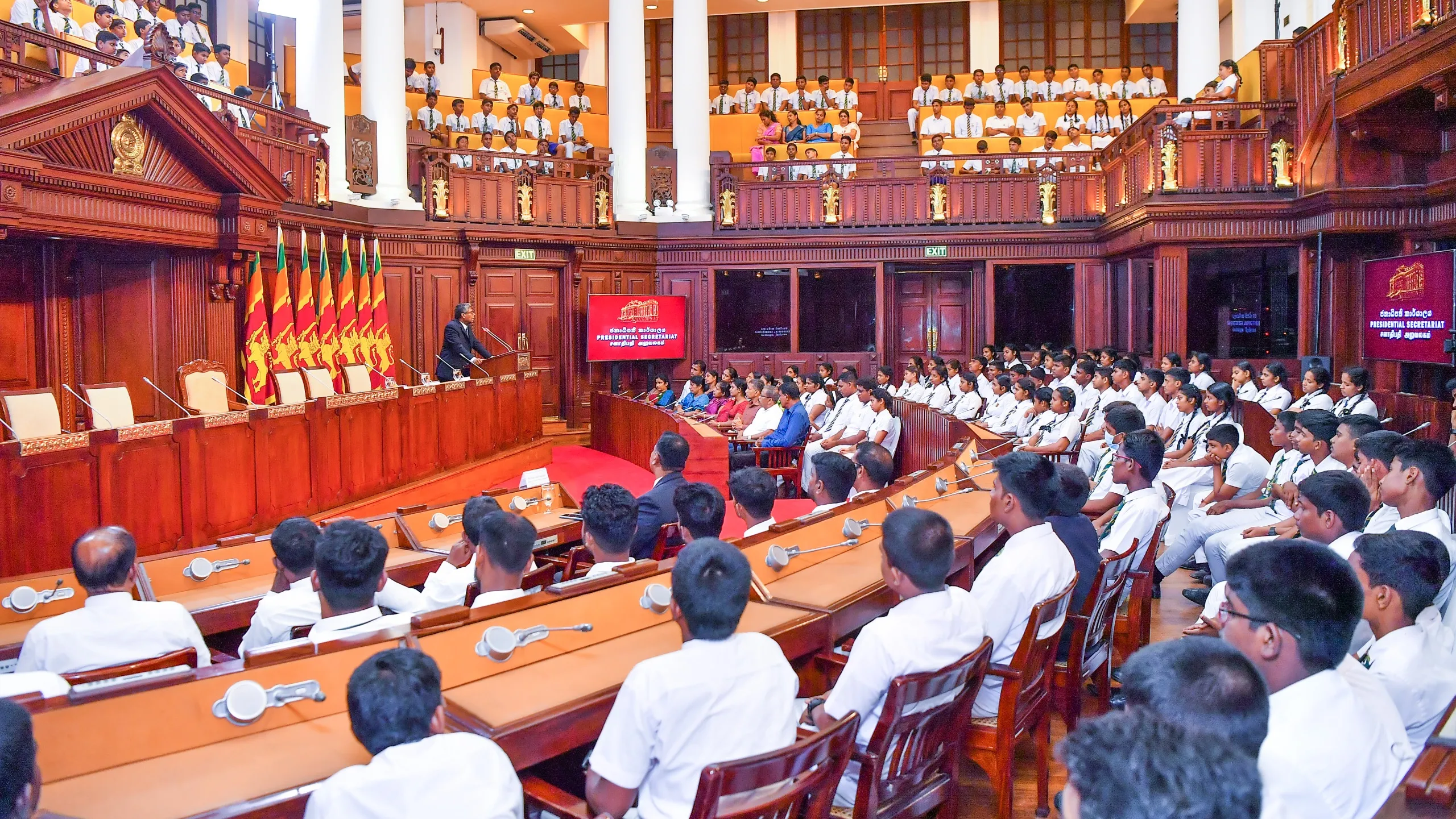 Vision වැඩසටහනට සහභාගීවීමට කොළඹ ආ කුරුණෑගල හා ත්රිකුණාමල සිසු සිසුවියන් පිරිසකට අවස්ථාව (ඡායාරූප) 11 කුරුණෑගල මාවතගම මධ් ය මහා විද් යාලයේ සහ ත් රිකුණාමලය ශ් රී කෝණේෂ්වර හින්දු විද් යාලයේ සිසුහු 24