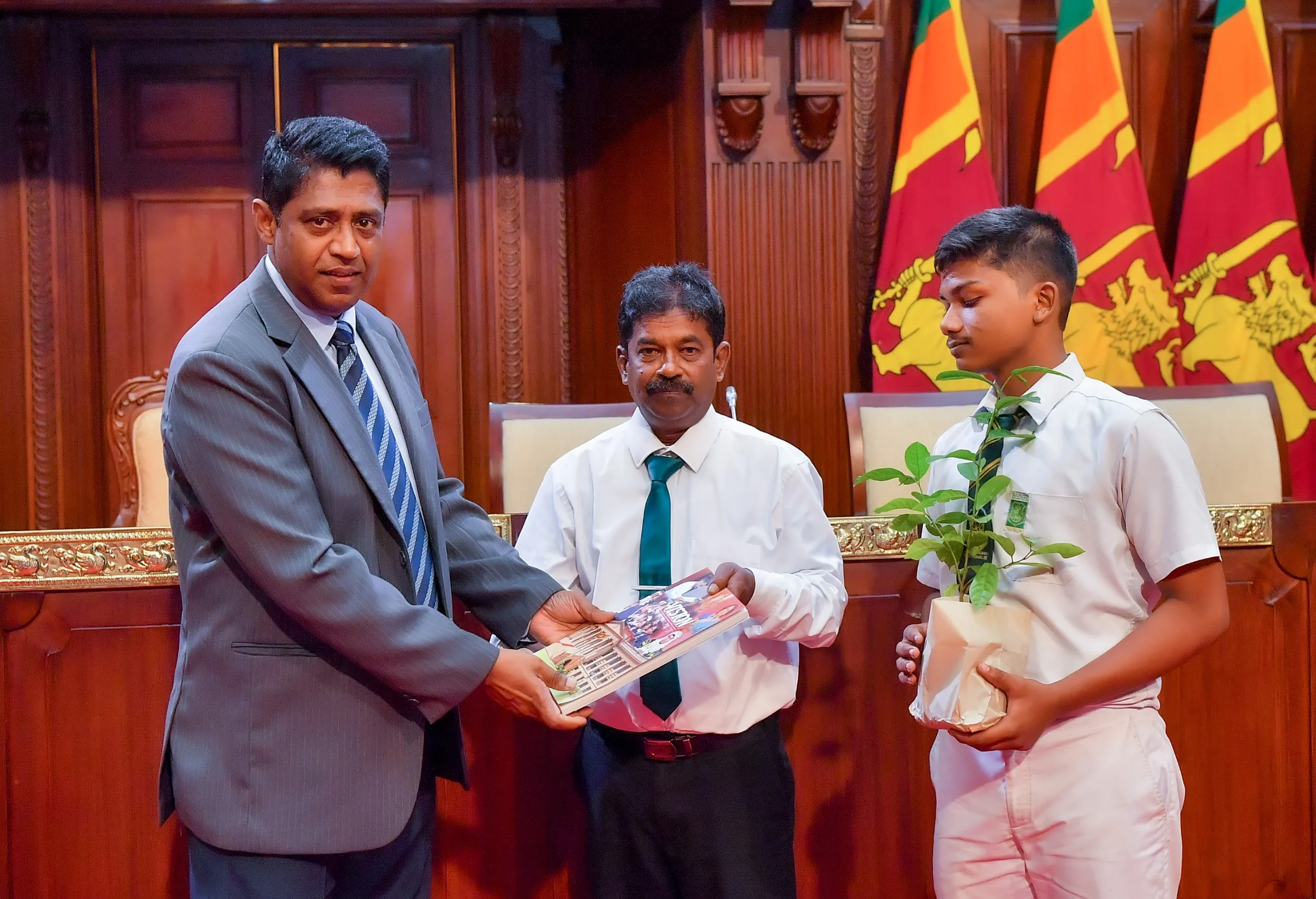 Vision වැඩසටහනට සහභාගීවීමට කොළඹ ආ කුරුණෑගල හා ත්රිකුණාමල සිසු සිසුවියන් පිරිසකට අවස්ථාව (ඡායාරූප) 6 කුරුණෑගල මාවතගම මධ් ය මහා විද් යාලයේ සහ ත් රිකුණාමලය ශ් රී කෝණේෂ්වර හින්දු විද් යාලයේ සිසුහු 6