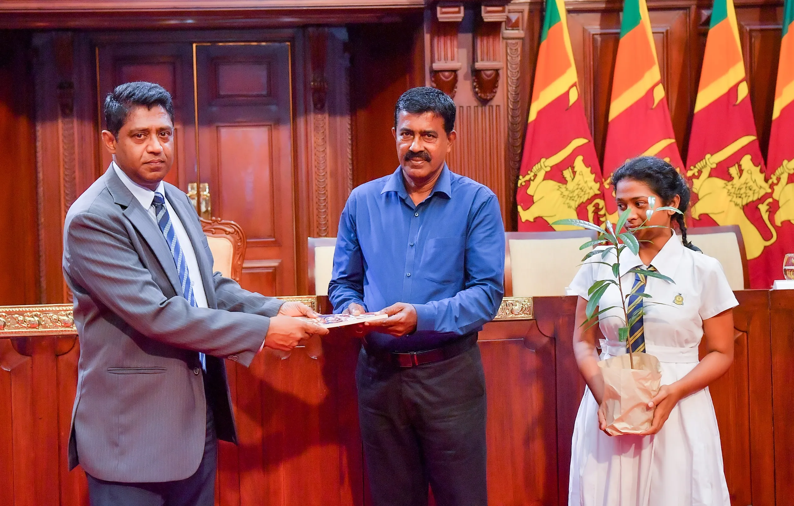 Vision වැඩසටහනට සහභාගීවීමට කොළඹ ආ කුරුණෑගල හා ත්රිකුණාමල සිසු සිසුවියන් පිරිසකට අවස්ථාව (ඡායාරූප) 5 කුරුණෑගල මාවතගම මධ් ය මහා විද් යාලයේ සහ ත් රිකුණාමලය ශ් රී කෝණේෂ්වර හින්දු විද් යාලයේ සිසුහු 7