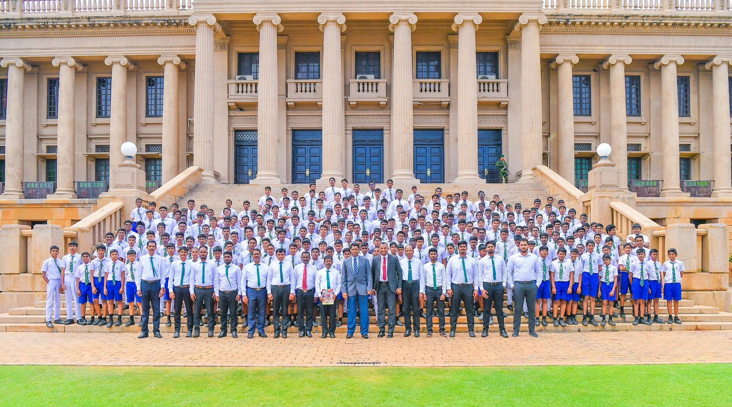 Vision වැඩසටහනට සහභාගීවීමට කොළඹ ආ කුරුණෑගල හා ත්රිකුණාමල සිසු සිසුවියන් පිරිසකට අවස්ථාව (ඡායාරූප) 3 කුරුණෑගල මාවතගම මධ් ය මහා විද් යාලයේ සහ ත් රිකුණාමලය ශ් රී කෝණේෂ්වර හින්දු විද් යාලයේ සිසුහු 9