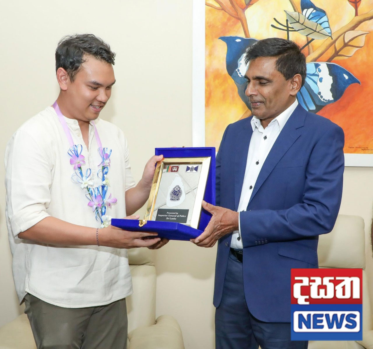 ගුවන්තොටුපොළේ දී මල්මාලා දමා පිළිගත්තු පොලිස් විරුවෝ (ඡායාරූප) 1 1 3