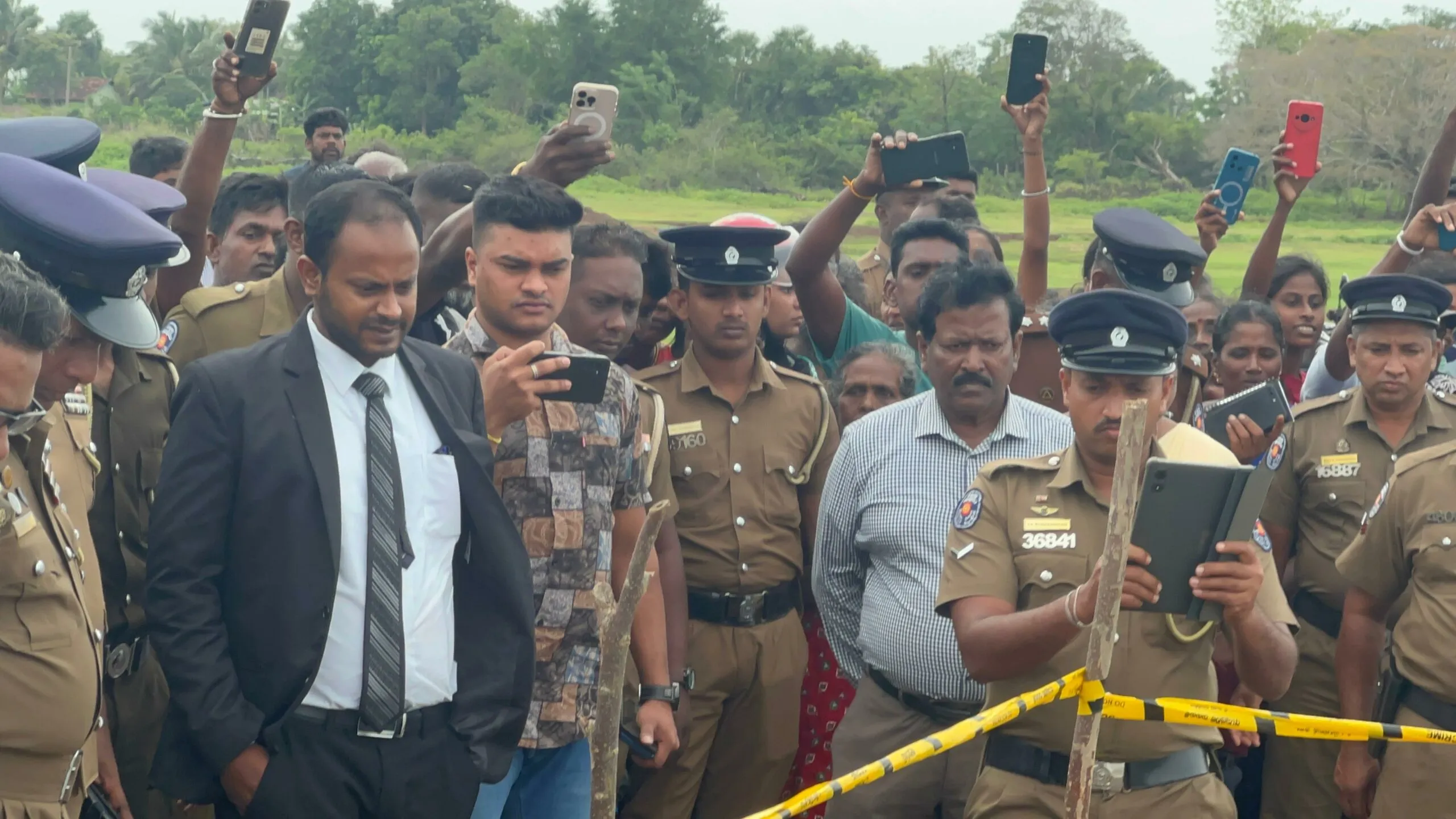 මුලතිව් ප්රදේශයේ නොසන්සුන්තාවයක් - පුද්ගල මරණයකට සැකපිට යුද හමුදා සෙබළුන් තිදෙනෙක් අත්අඩංගුවට (ඡායාරූප) 9 1000461767 scaled