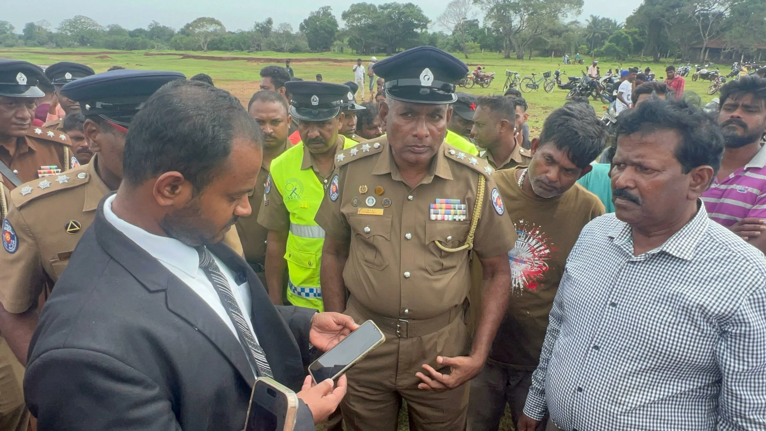 මුලතිව් ප්රදේශයේ නොසන්සුන්තාවයක් - පුද්ගල මරණයකට සැකපිට යුද හමුදා සෙබළුන් තිදෙනෙක් අත්අඩංගුවට (ඡායාරූප) 2 1000461771 scaled