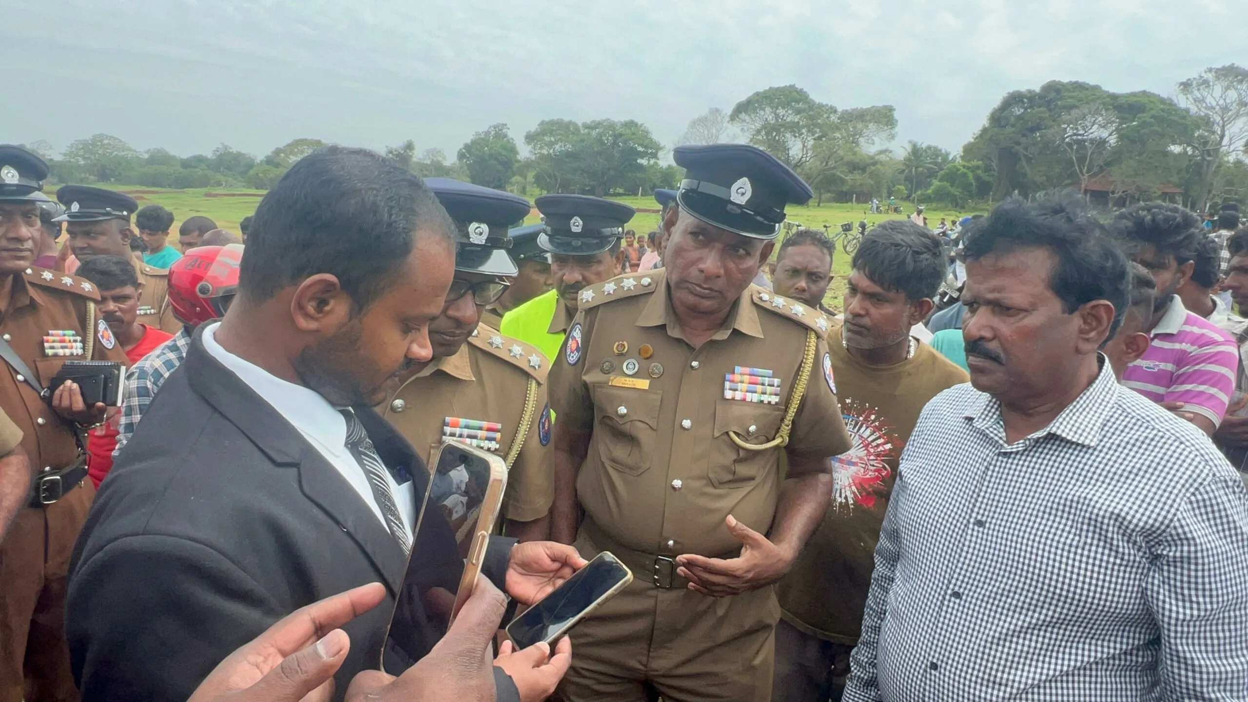 මුලතිව් ප්රදේශයේ නොසන්සුන්තාවයක් - පුද්ගල මරණයකට සැකපිට යුද හමුදා සෙබළුන් තිදෙනෙක් අත්අඩංගුවට (ඡායාරූප) 4 1000461773 scaled