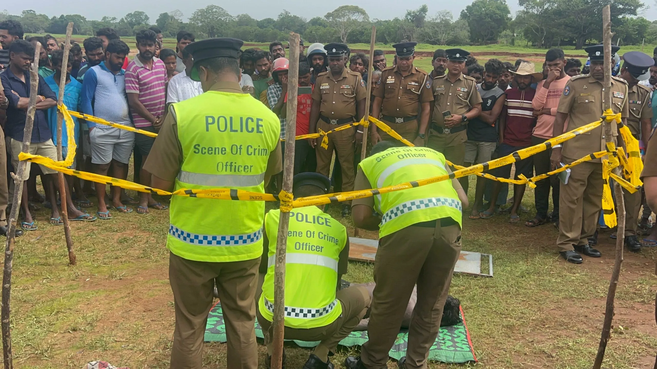 මුලතිව් ප්රදේශයේ නොසන්සුන්තාවයක් - පුද්ගල මරණයකට සැකපිට යුද හමුදා සෙබළුන් තිදෙනෙක් අත්අඩංගුවට (ඡායාරූප) 3 1000461779 scaled