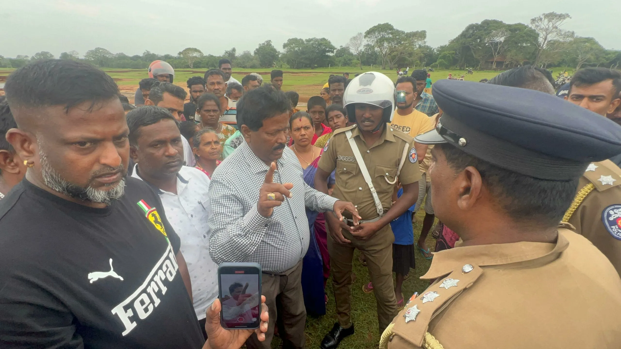 මුලතිව් ප්රදේශයේ නොසන්සුන්තාවයක් - පුද්ගල මරණයකට සැකපිට යුද හමුදා සෙබළුන් තිදෙනෙක් අත්අඩංගුවට (ඡායාරූප) 5 1000461795 scaled