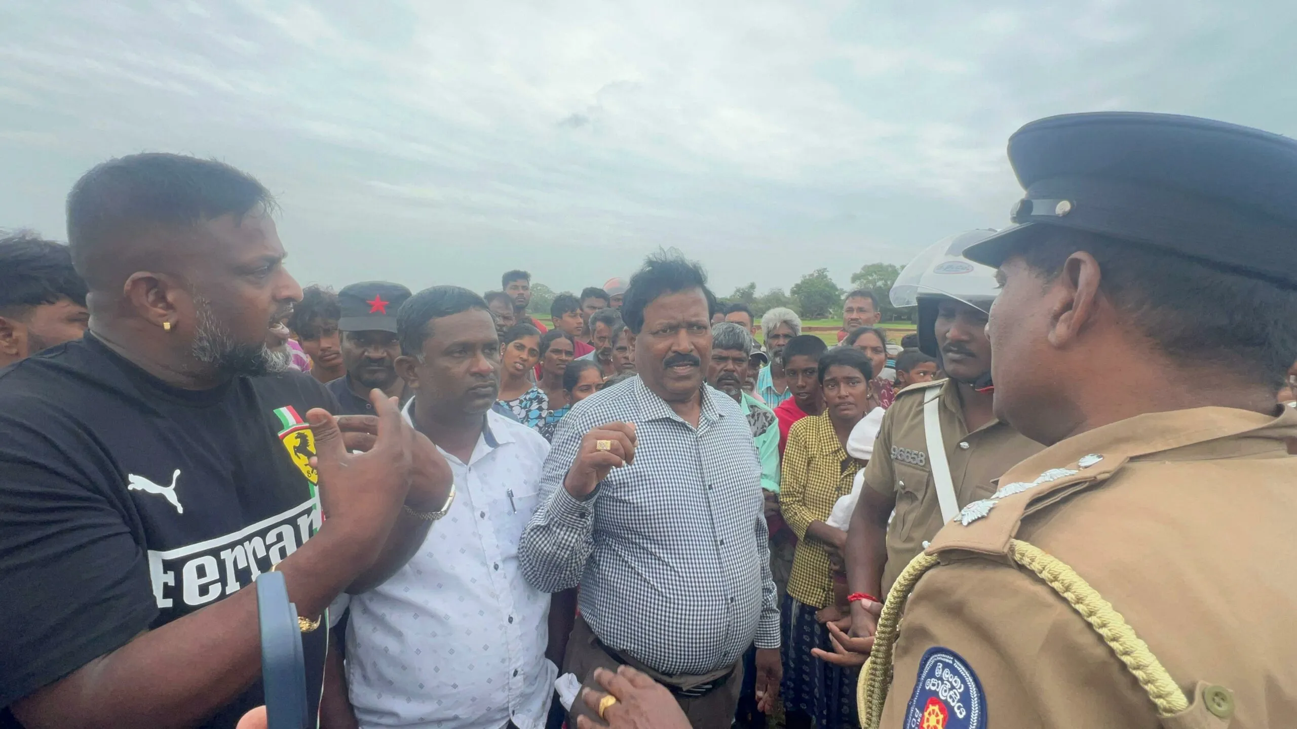 මුලතිව් ප්රදේශයේ නොසන්සුන්තාවයක් - පුද්ගල මරණයකට සැකපිට යුද හමුදා සෙබළුන් තිදෙනෙක් අත්අඩංගුවට (ඡායාරූප) 1 1000461797 scaled