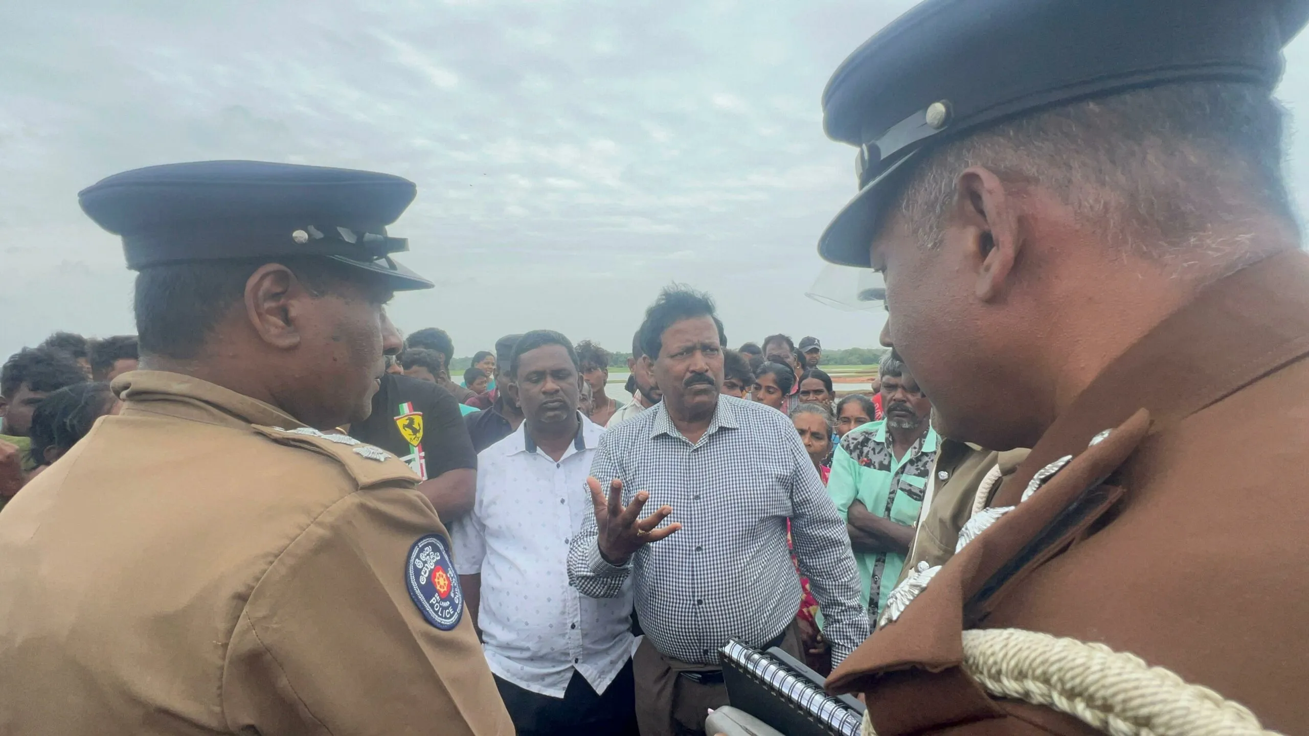 මුලතිව් ප්රදේශයේ නොසන්සුන්තාවයක් - පුද්ගල මරණයකට සැකපිට යුද හමුදා සෙබළුන් තිදෙනෙක් අත්අඩංගුවට (ඡායාරූප) 8 1000461801 scaled