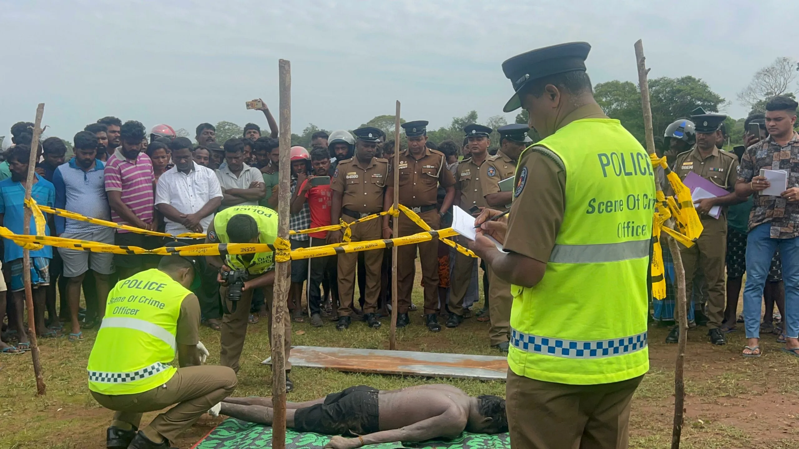 මුලතිව් ප්රදේශයේ නොසන්සුන්තාවයක් - පුද්ගල මරණයකට සැකපිට යුද හමුදා සෙබළුන් තිදෙනෙක් අත්අඩංගුවට (ඡායාරූප) 7 1000461803 scaled