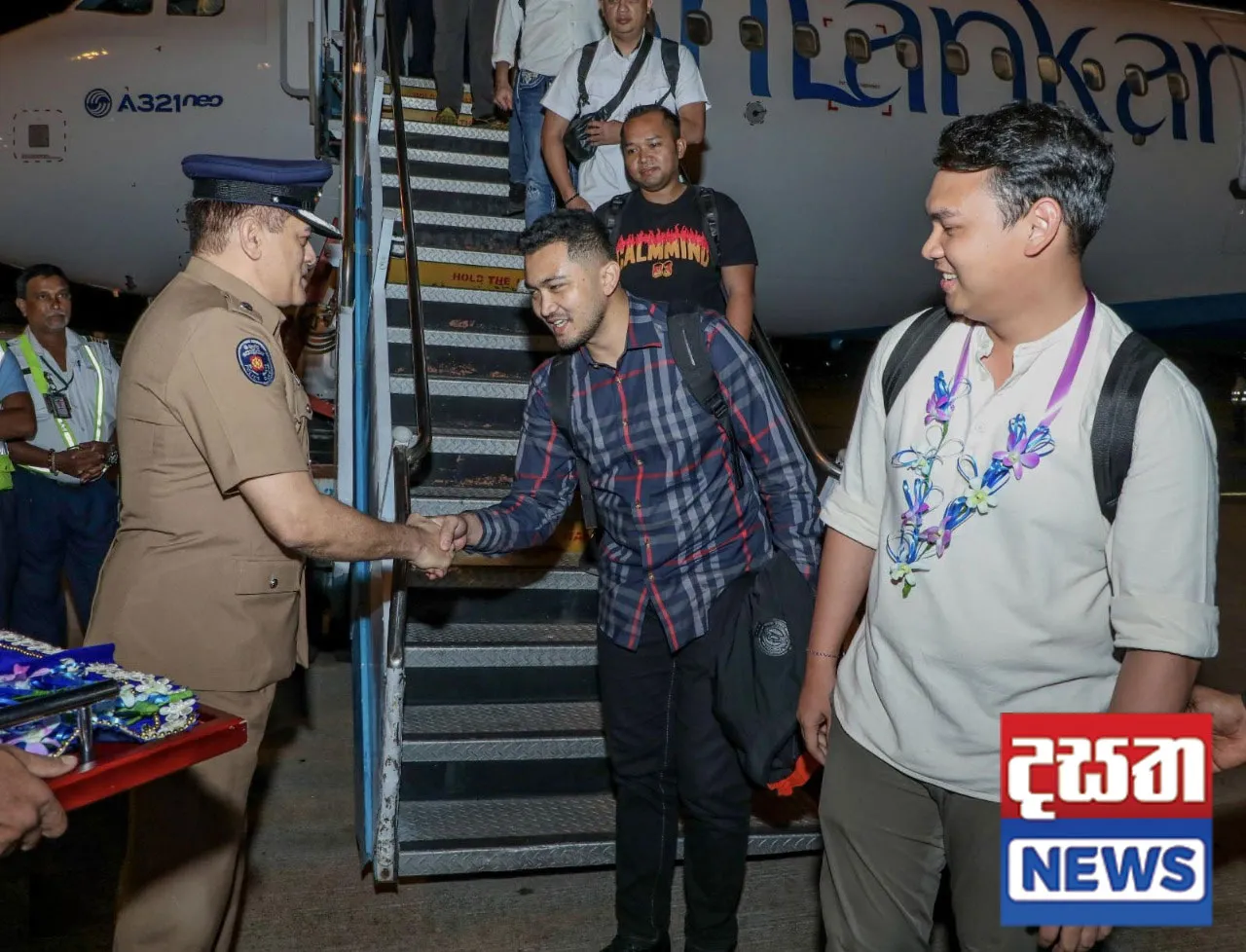 ගුවන්තොටුපොළේ දී මල්මාලා දමා පිළිගත්තු පොලිස් විරුවෝ (ඡායාරූප) 2 2 2