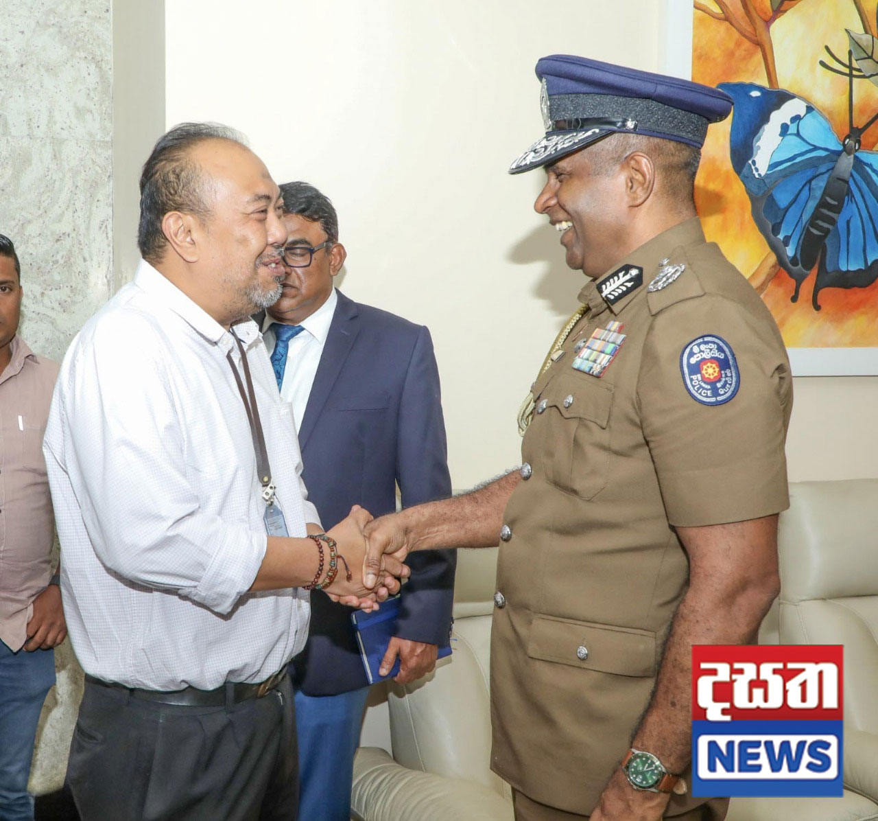 ගුවන්තොටුපොළේ දී මල්මාලා දමා පිළිගත්තු පොලිස් විරුවෝ (ඡායාරූප) 3 3