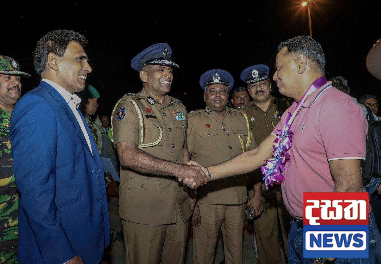 ගුවන්තොටුපොළේ දී මල්මාලා දමා පිළිගත්තු පොලිස් විරුවෝ (ඡායාරූප) 4 4