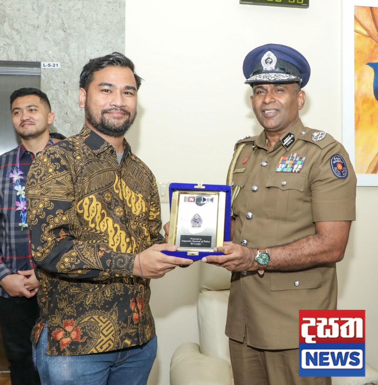 ගුවන්තොටුපොළේ දී මල්මාලා දමා පිළිගත්තු පොලිස් විරුවෝ (ඡායාරූප) 6 6