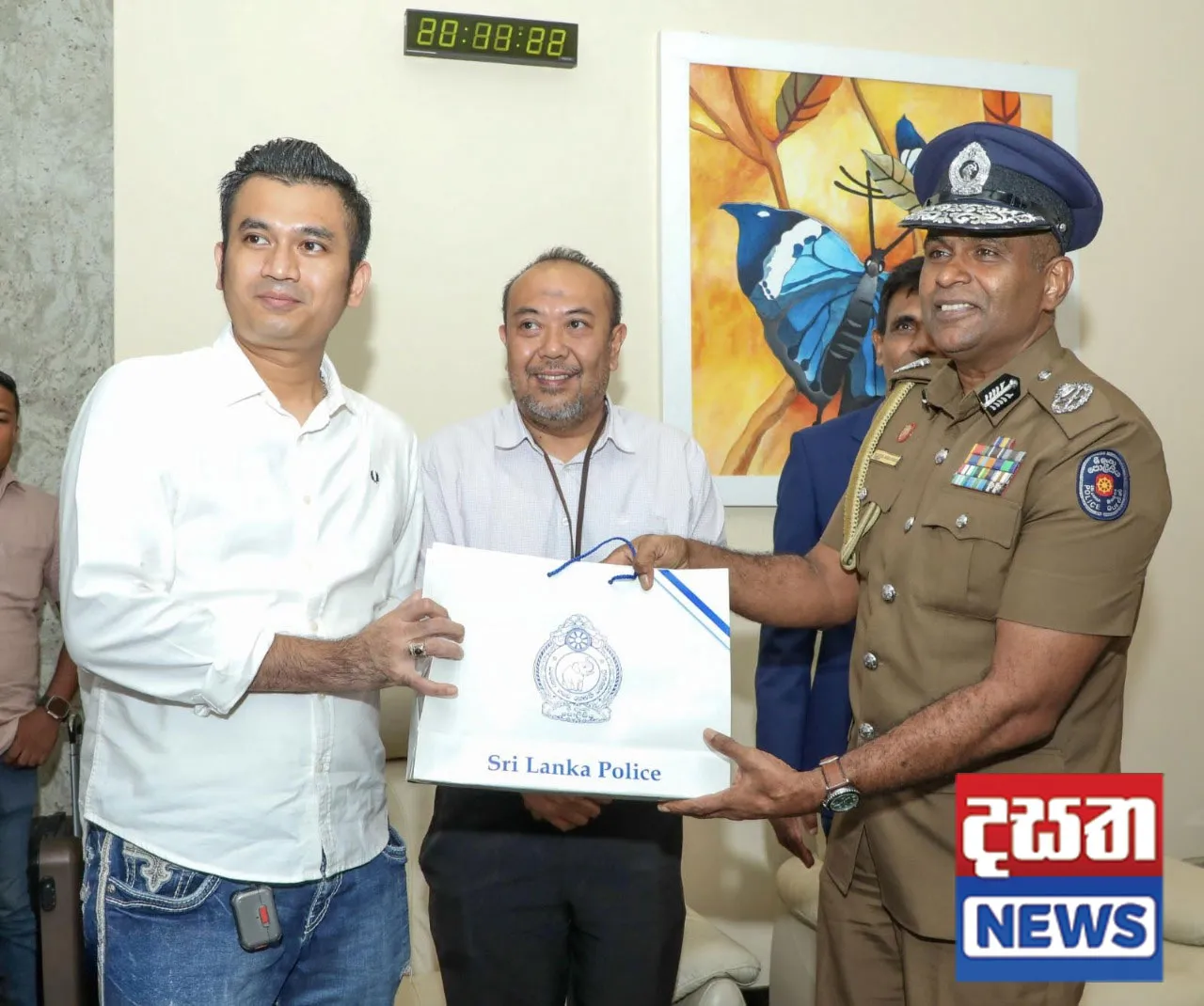 ගුවන්තොටුපොළේ දී මල්මාලා දමා පිළිගත්තු පොලිස් විරුවෝ (ඡායාරූප) 7 7