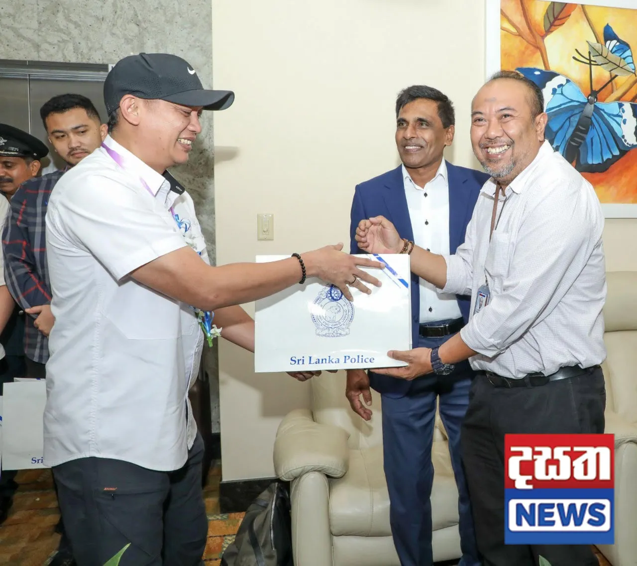 ගුවන්තොටුපොළේ දී මල්මාලා දමා පිළිගත්තු පොලිස් විරුවෝ (ඡායාරූප) 8 8