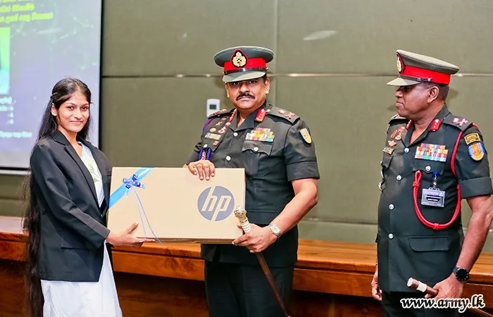 යුද හමුදාව වෙතින් විශ්ව විද්යාල වරම් ලැබූ විරු දරුවන්ට ලැප්ටොප් පරිගණක (ඡායාරූප) 4 WhatsApp Image 2025 08 14 at 11.06.38 AM