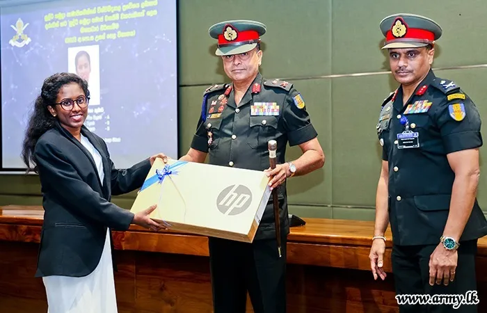 යුද හමුදාව වෙතින් විශ්ව විද්යාල වරම් ලැබූ විරු දරුවන්ට ලැප්ටොප් පරිගණක (ඡායාරූප) 3 WhatsApp Image 2025 08 14 at 11.06.39 AM