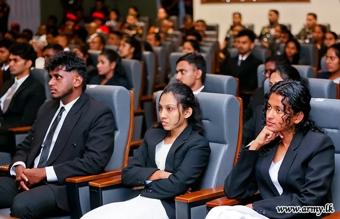 යුද හමුදාව වෙතින් විශ්ව විද්යාල වරම් ලැබූ විරු දරුවන්ට ලැප්ටොප් පරිගණක (ඡායාරූප) 1 WhatsApp Image 2025 08 14 at 11.06.44 AM