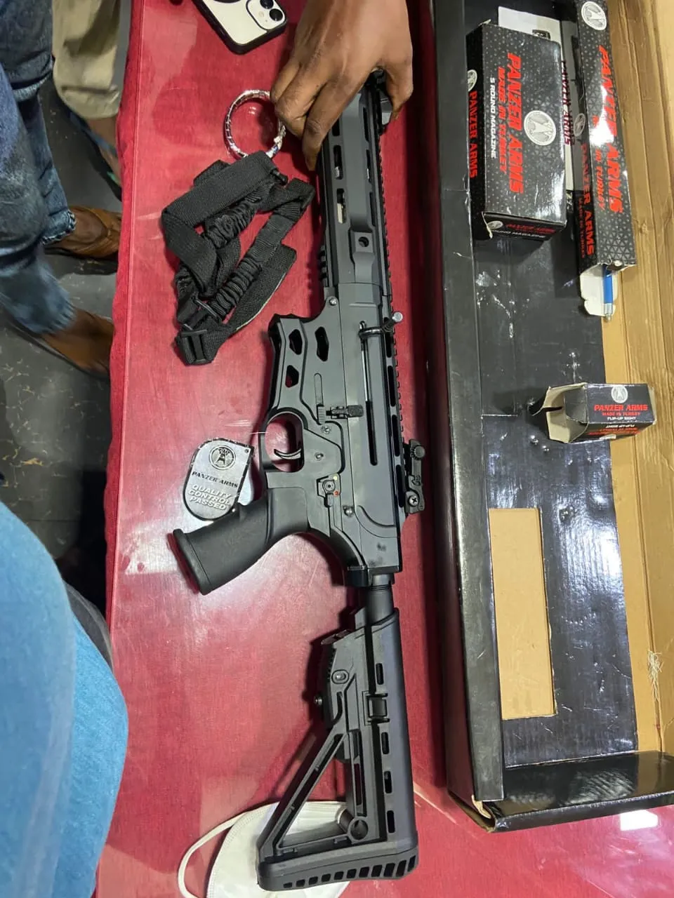 අති නවීන ගිනි අවියක් සමඟ කෝටි ගණනක දේපළ සොරාගත් 'ඩුබායි' ග්රෑන්ඩ්පාස් පොලිසියෙන් අල්ලයි (ඡායාරූප) 1 WhatsApp Image 2025 08 18 at 11.52.40 AM 2