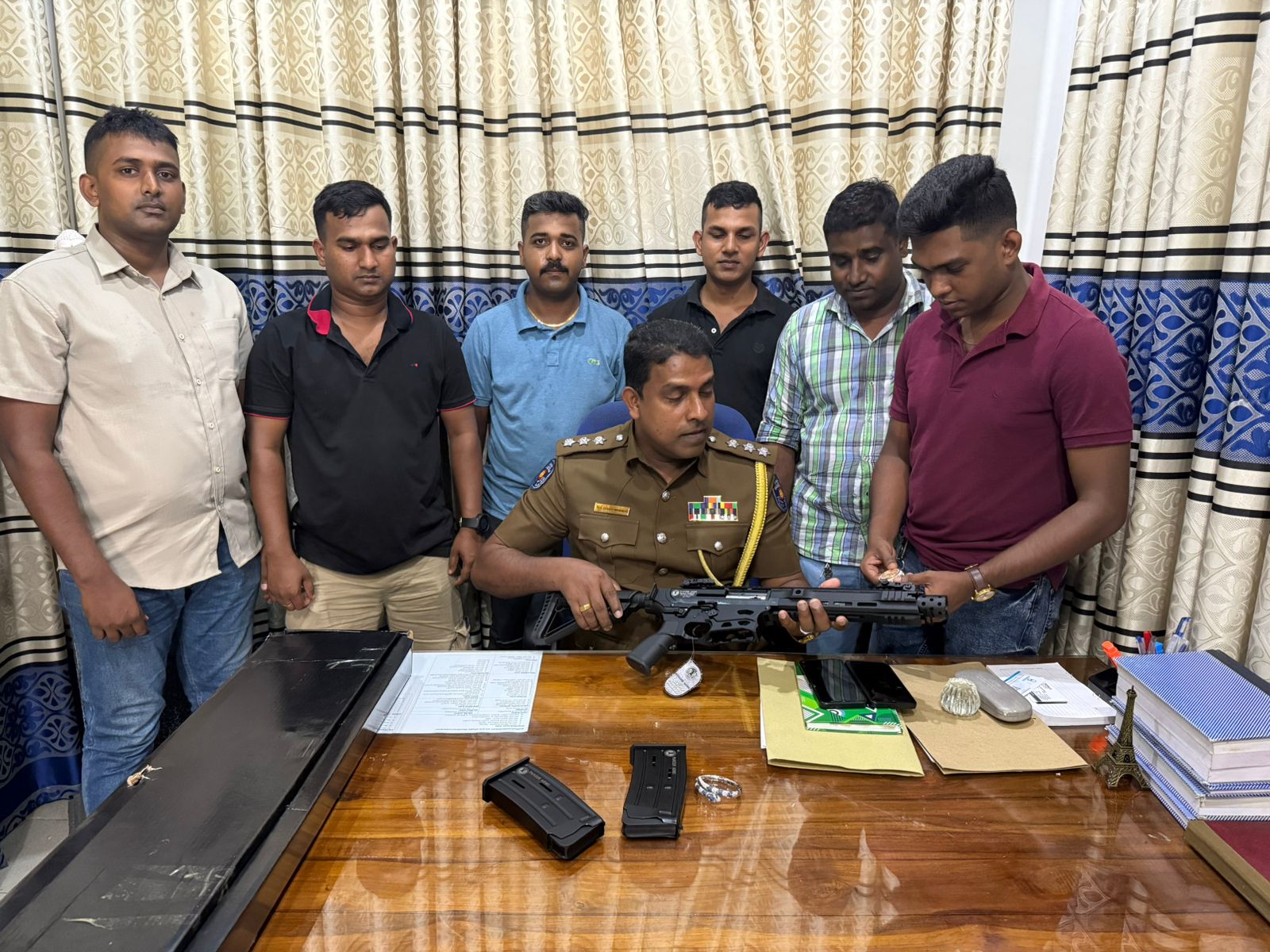 අති නවීන ගිනි අවියක් සමඟ කෝටි ගණනක දේපළ සොරාගත් 'ඩුබායි' ග්රෑන්ඩ්පාස් පොලිසියෙන් අල්ලයි (ඡායාරූප) 4 WhatsApp Image 2025 08 18 at 11.52.42 AM