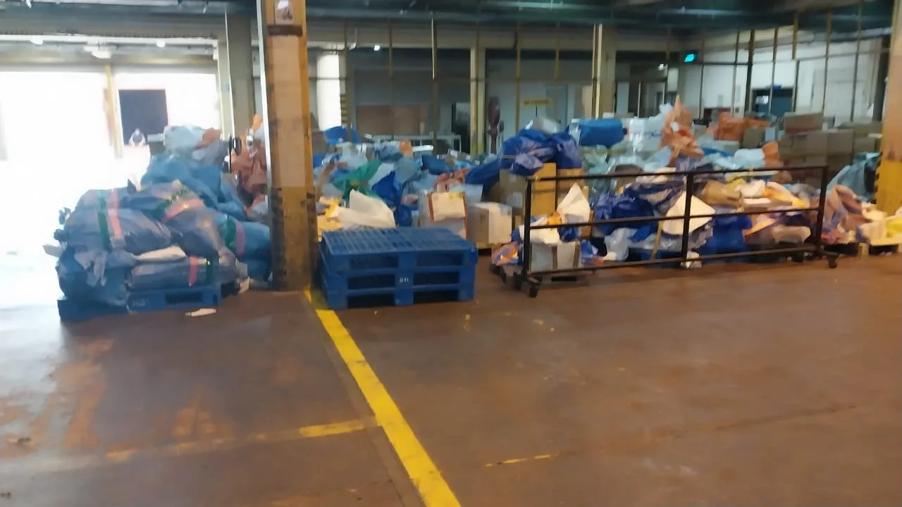 තැපැල් වර්ජනයෙන් ගුවන් තොටුපොළේ ලිපි සහ පාර්සල් ගොඩගැසේ (ඡායාරූප) 3 WhatsApp Image 2025 08 20 at 1.52.39 PM 1