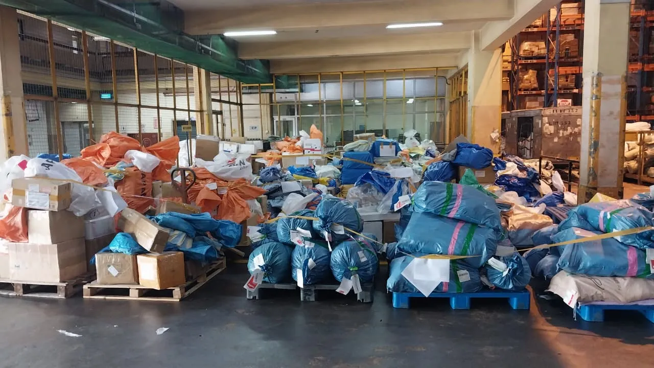 තැපැල් වර්ජනයෙන් ගුවන් තොටුපොළේ ලිපි සහ පාර්සල් ගොඩගැසේ (ඡායාරූප) 2 WhatsApp Image 2025 08 20 at 1.52.39 PM 2